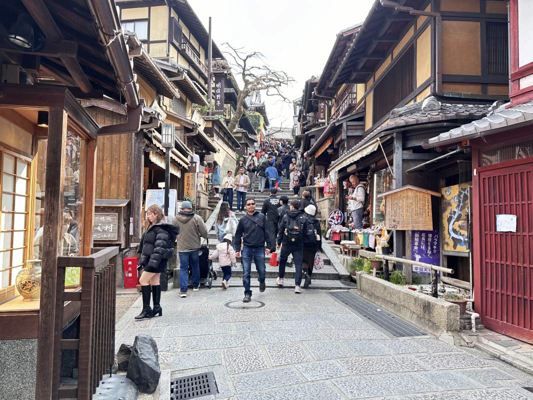 街道兩側都是日式傳統建築物