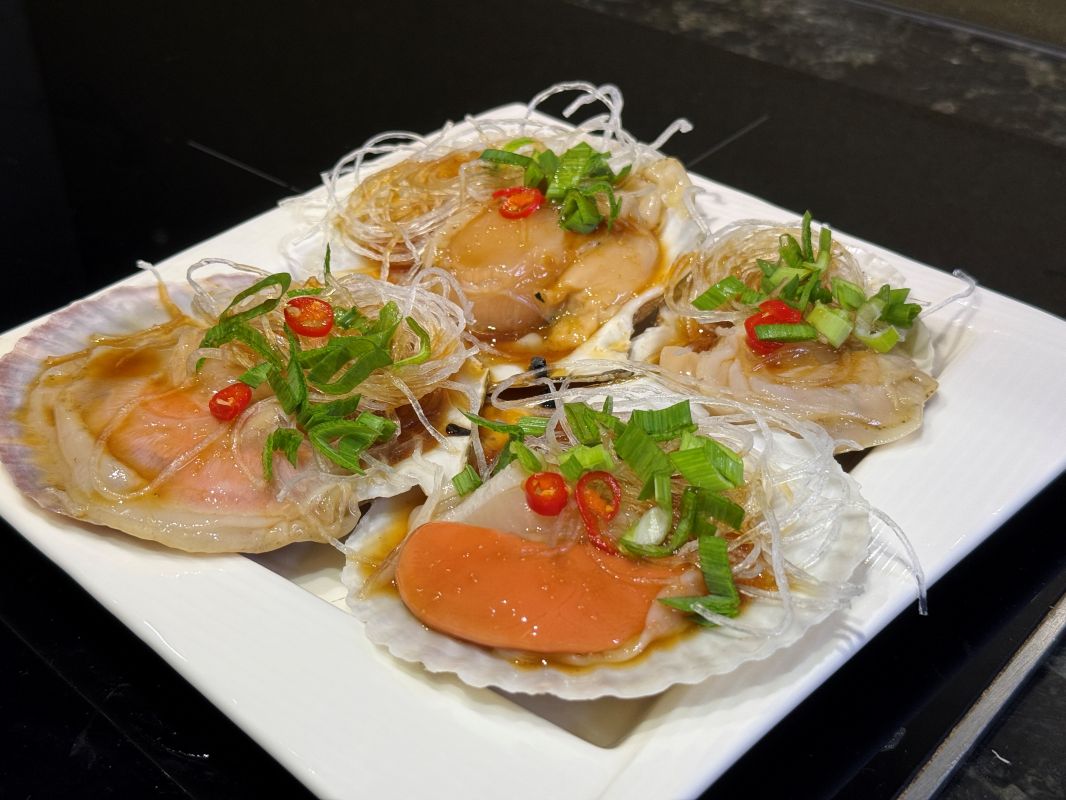 『魚有王』嚴選海鮮:高品質美味輕鬆上桌,滿足全家味蕾!|魚有王 X 姐夫嚴選 - 第7張圖 料鋪好後準備下鍋蒸