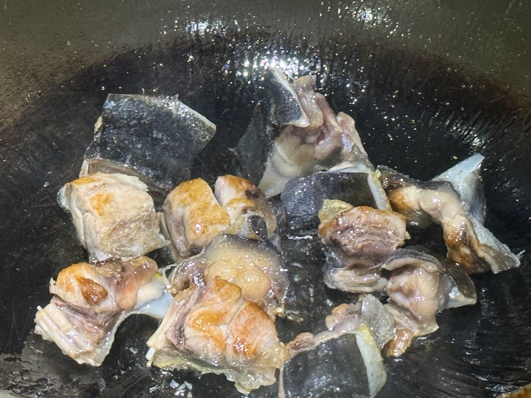 『魚有王』嚴選海鮮:高品質美味輕鬆上桌,滿足全家味蕾!|魚有王 X 姐夫嚴選 - 第12張圖 鮪魚鳳尾丁下鍋煎