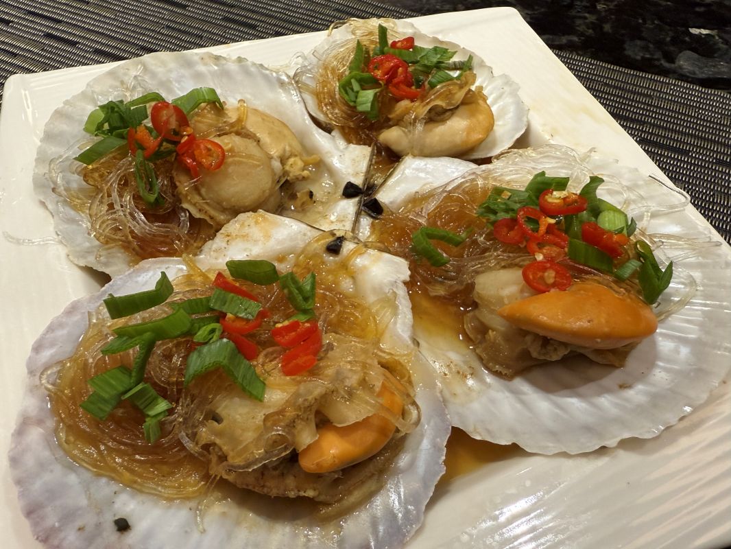 『魚有王』嚴選海鮮:高品質美味輕鬆上桌,滿足全家味蕾!|魚有王 X 姐夫嚴選 - 第8張圖 熱騰騰出爐的扇貝