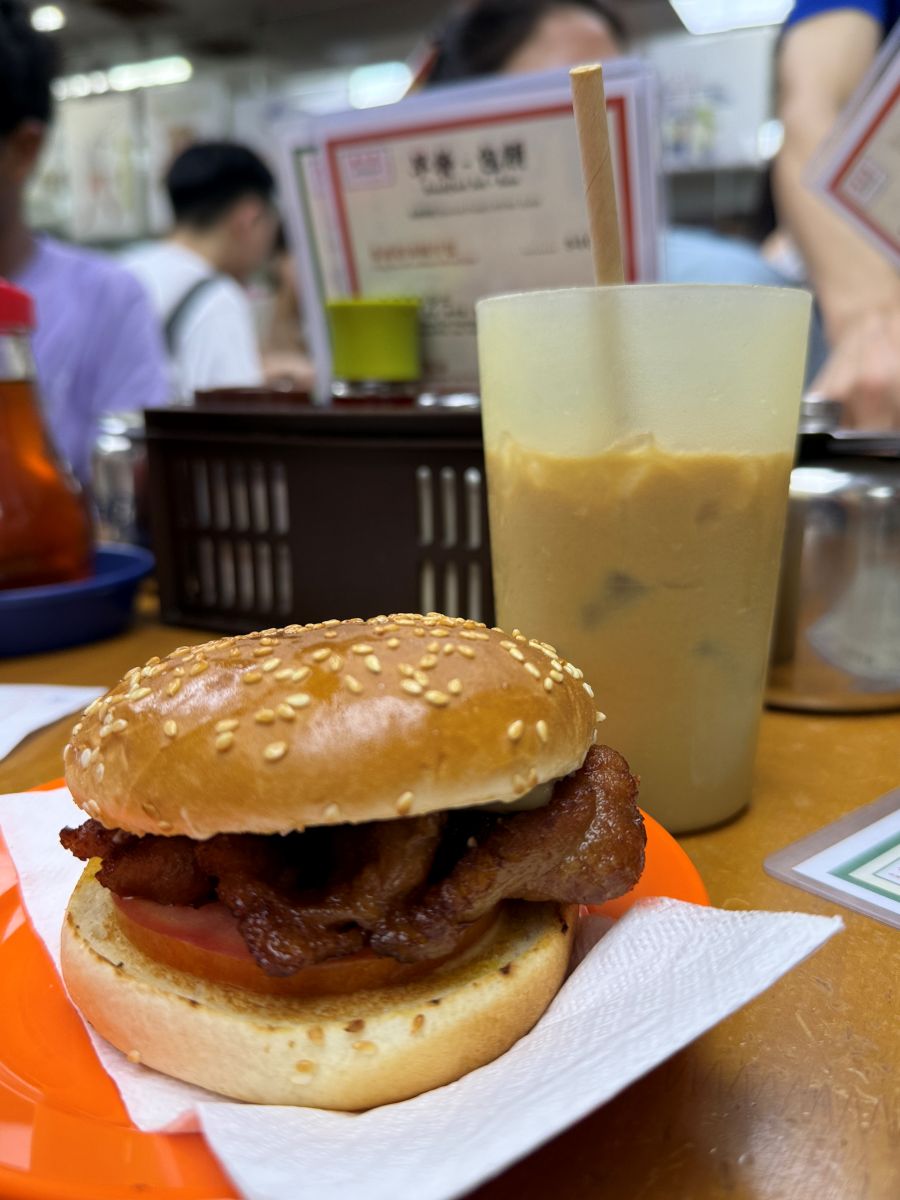 不請假衝香港2天1夜自由行|暴走吃喝行程:週五下班飛、週日回家睡,港式美食與景點攻略 - 第12張圖 金牌豬扒包