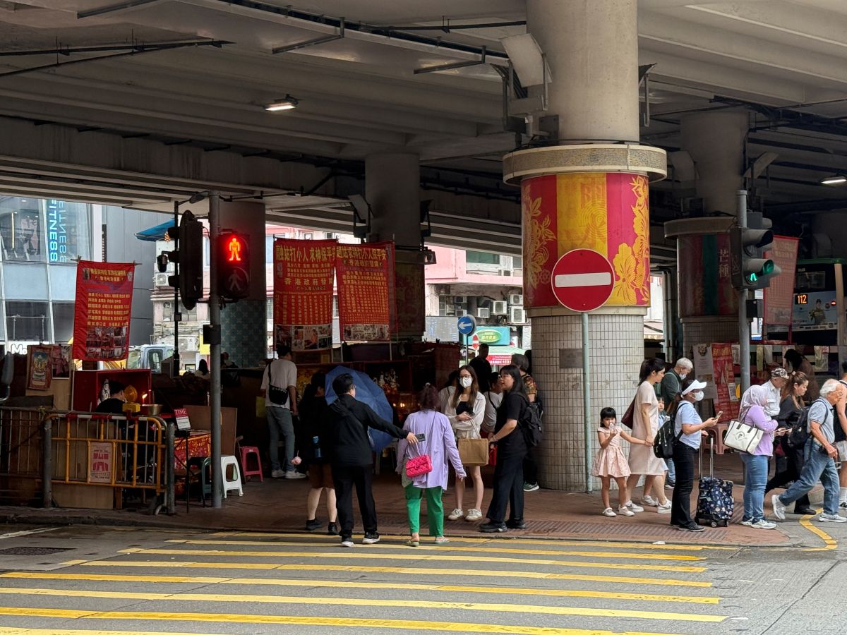 不請假衝香港2天1夜自由行|暴走吃喝行程:週五下班飛、週日回家睡,港式美食與景點攻略 - 第13張圖 鵝頸橋打小人攤位