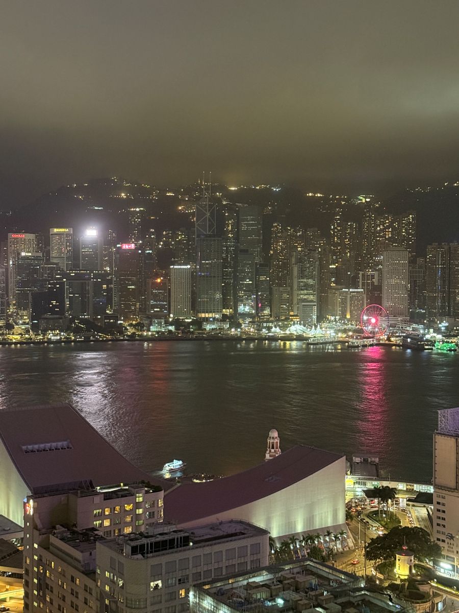 不請假衝香港2天1夜自由行|暴走吃喝行程:週五下班飛、週日回家睡,港式美食與景點攻略 - 第46張圖 Eyebar高空酒吧