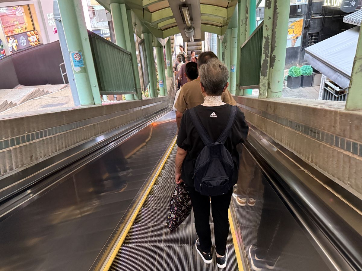 不請假衝香港2天1夜自由行|暴走吃喝行程:週五下班飛、週日回家睡,港式美食與景點攻略 - 第74張圖 半山手扶梯