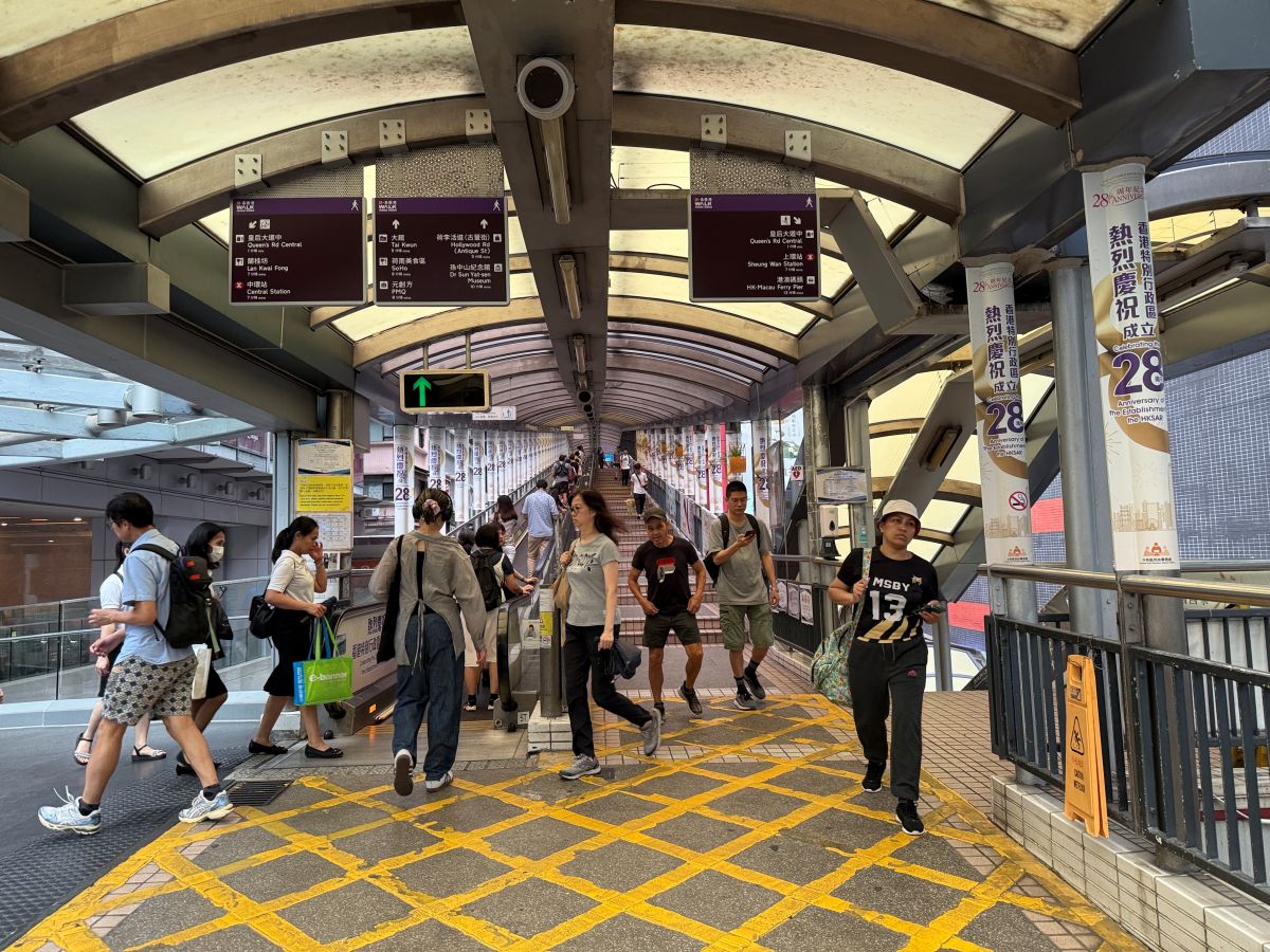 不請假衝香港2天1夜自由行|暴走吃喝行程:週五下班飛、週日回家睡,港式美食與景點攻略 - 第73張圖 半山手扶梯